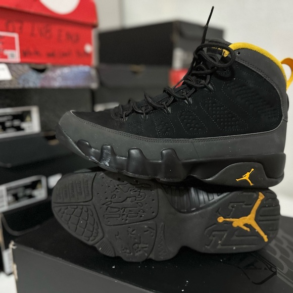 Jordan 9 Retro
Dark Charcoal University Gold - Picture 6 of 6